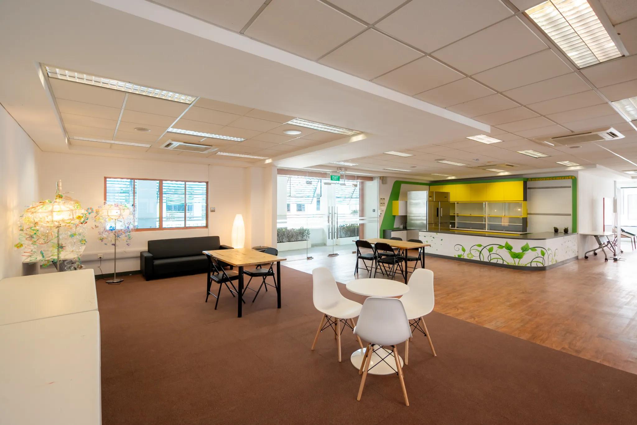 100 Pax Lounge (Weekend)