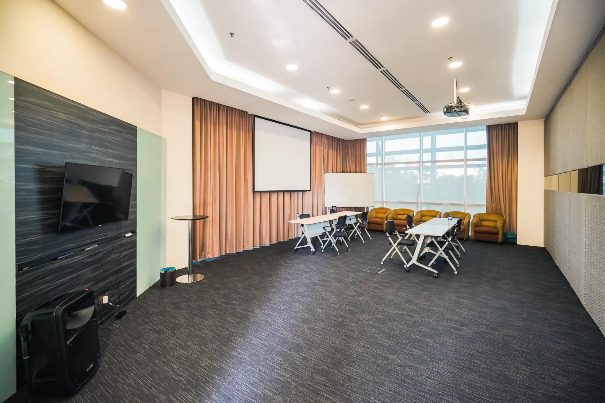 15 Pax Meeting Room (Serai)